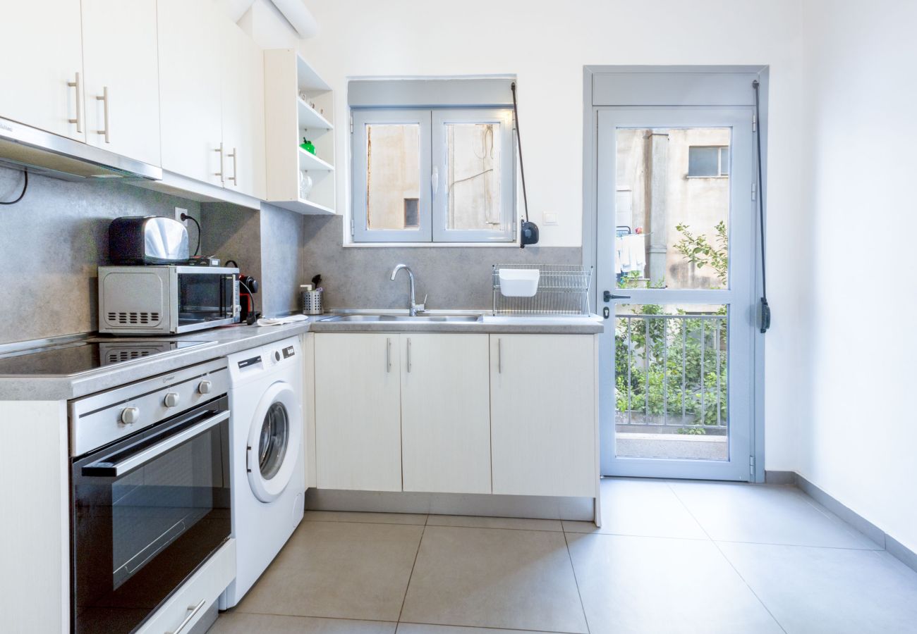 House in Athens - Renovated (2025) 5 Bdr House near Acropolis - New Beds, Terrace & Green Yard