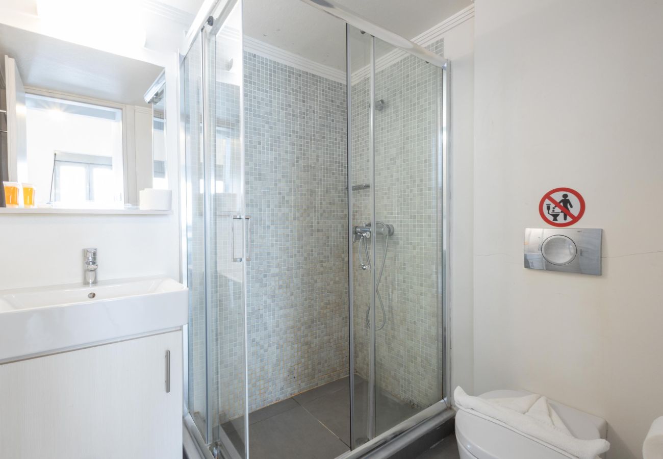 House in Athens - Renovated (2025) 5 Bdr House near Acropolis - New Beds, Terrace & Green Yard