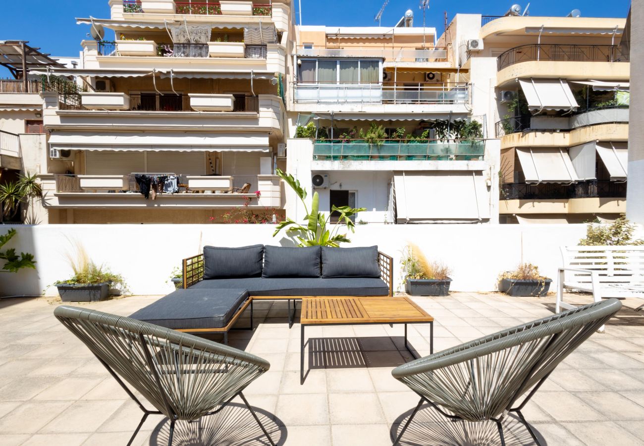 House in Athens - Renovated (2025) 5 Bdr House near Acropolis - New Beds, Terrace & Green Yard
