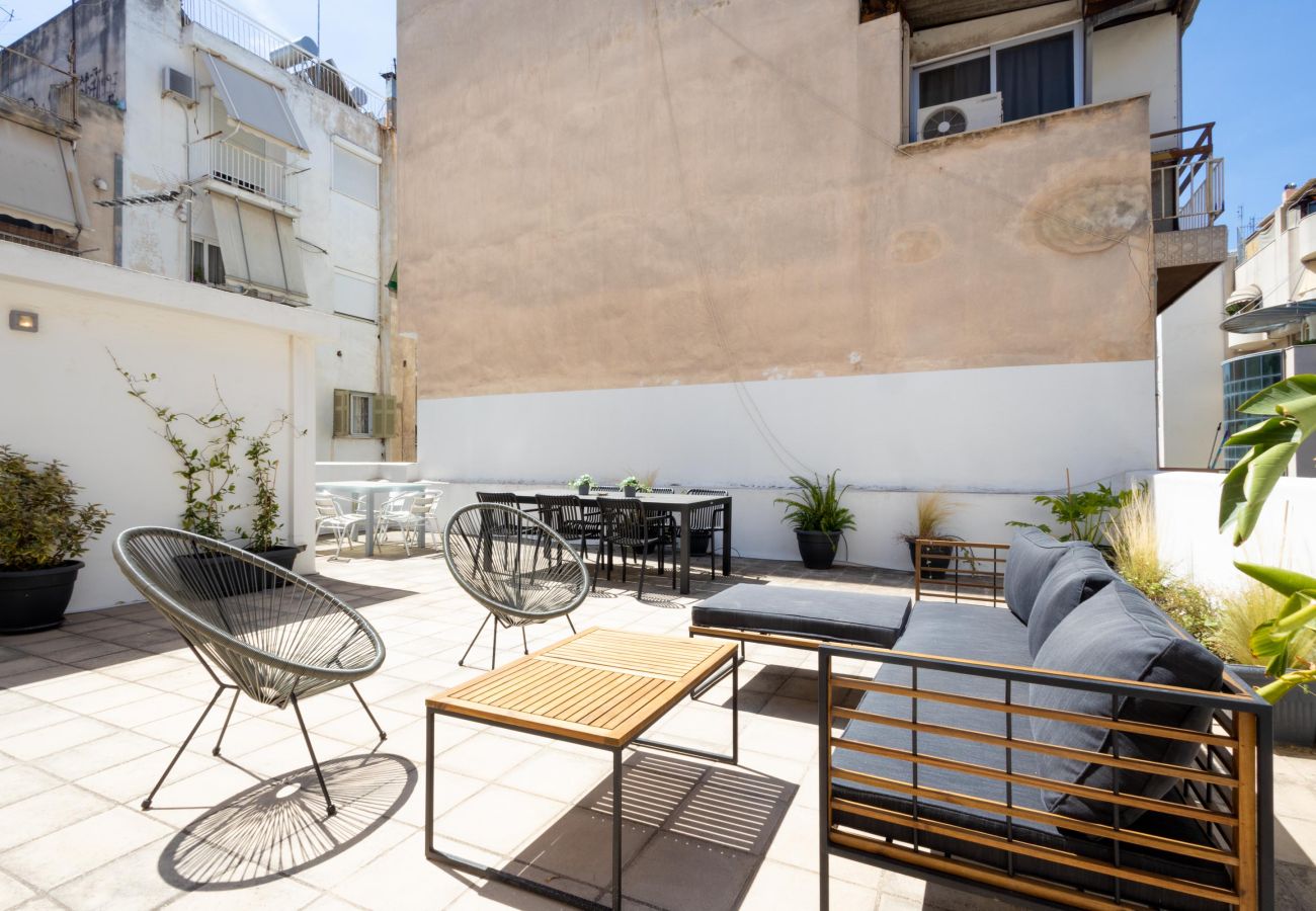 House in Athens - Renovated (2025) 5 Bdr House near Acropolis - New Beds, Terrace & Green Yard