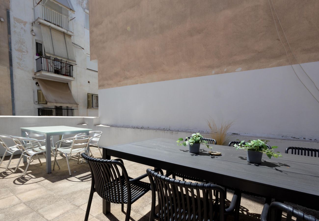 House in Athens - Renovated (2025) 5 Bdr House near Acropolis - New Beds, Terrace & Green Yard