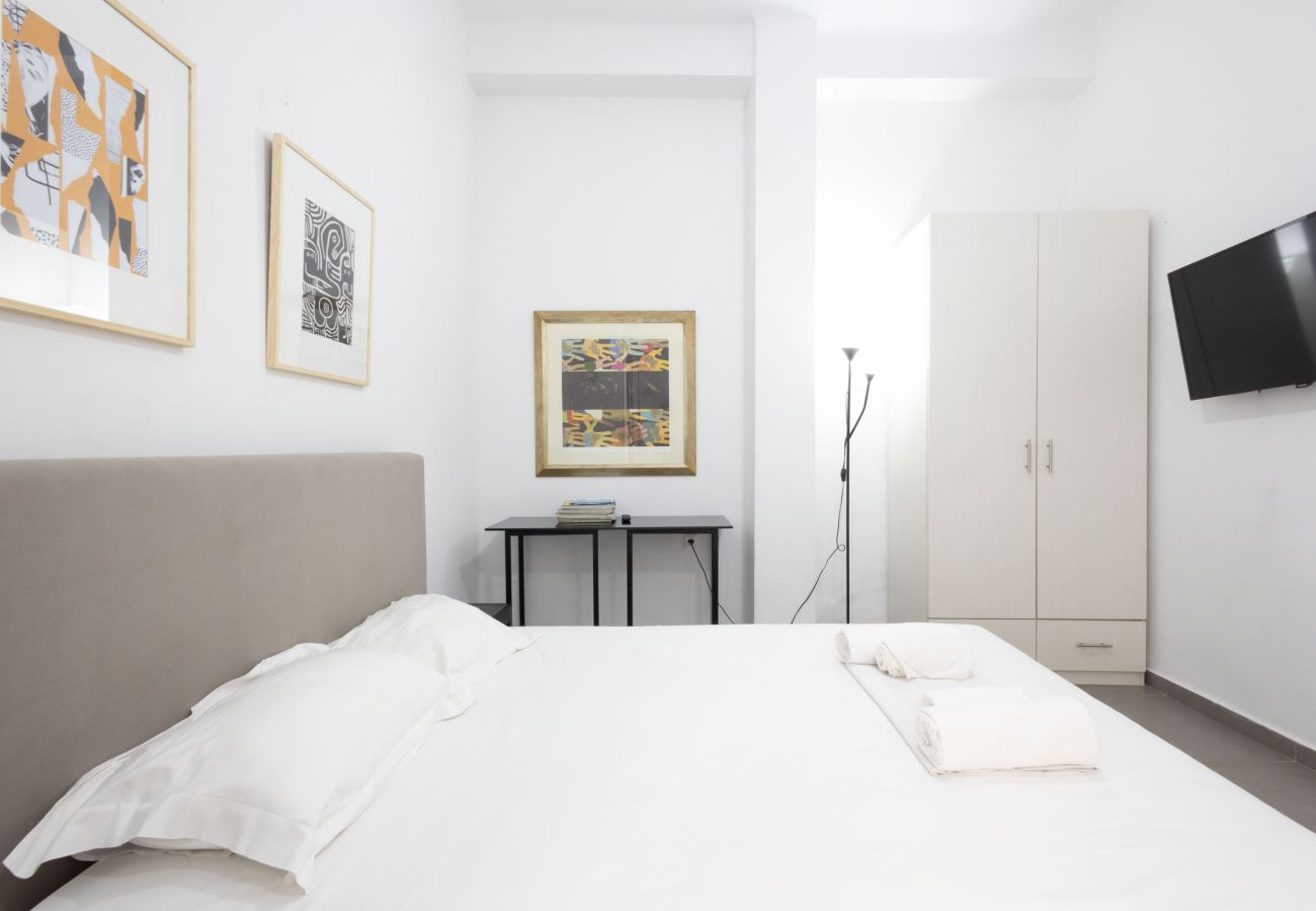 House in Athens - Renovated (2025) 4 Bdr House near Acropolis - New Beds, Terrace & Green Yard