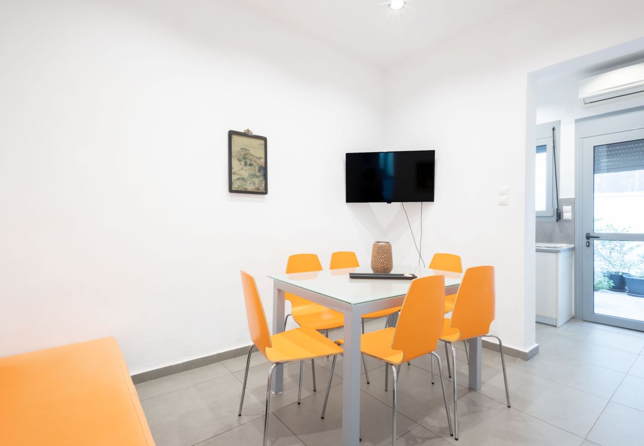 House in Athens - Renovated (2025) 4 Bdr House near Acropolis - New Beds, Terrace & Green Yard