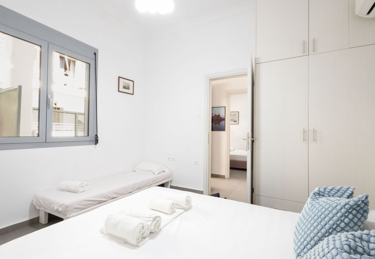 House in Athens - Renovated (2025) 4 Bdr House near Acropolis - New Beds, Terrace & Green Yard