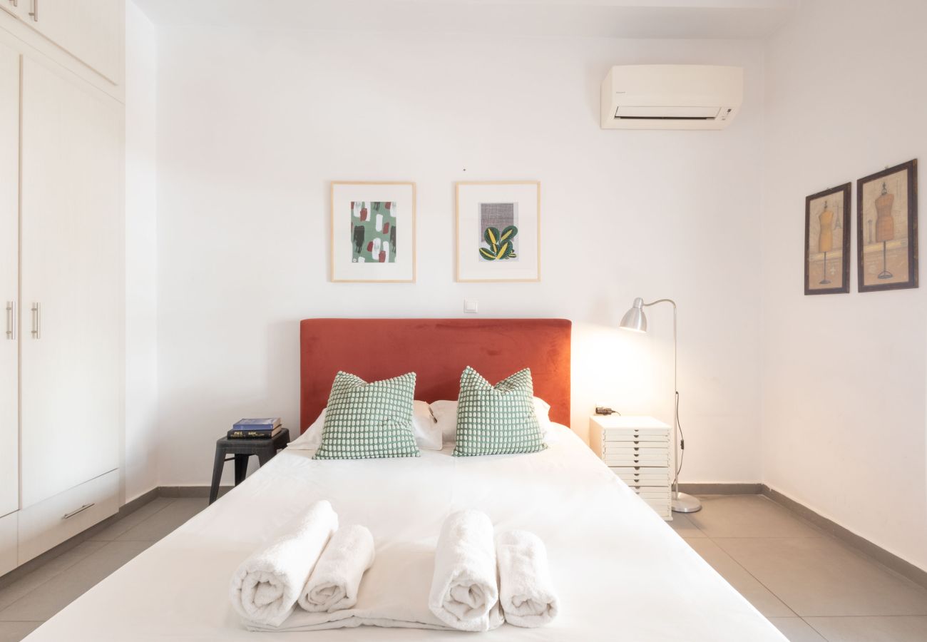 House in Athens - Renovated (2025) 4 Bdr House near Acropolis - New Beds, Terrace & Green Yard