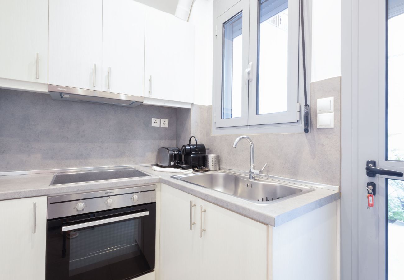 House in Athens - Renovated (2025) 4 Bdr House near Acropolis - New Beds, Terrace & Green Yard