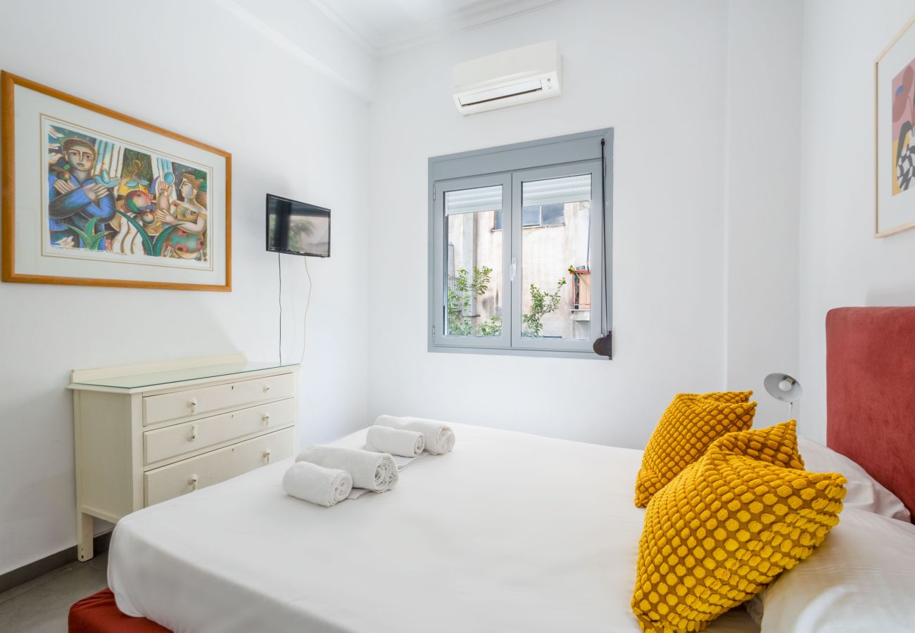 House in Athens - Renovated (2025) 4 Bdr House near Acropolis - New Beds, Terrace & Green Yard