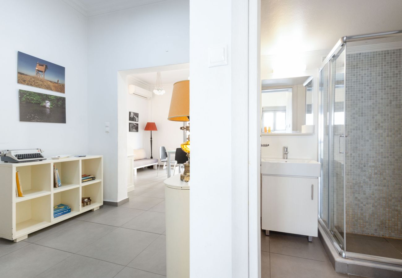 House in Athens - Renovated (2025) 4 Bdr House near Acropolis - New Beds, Terrace & Green Yard