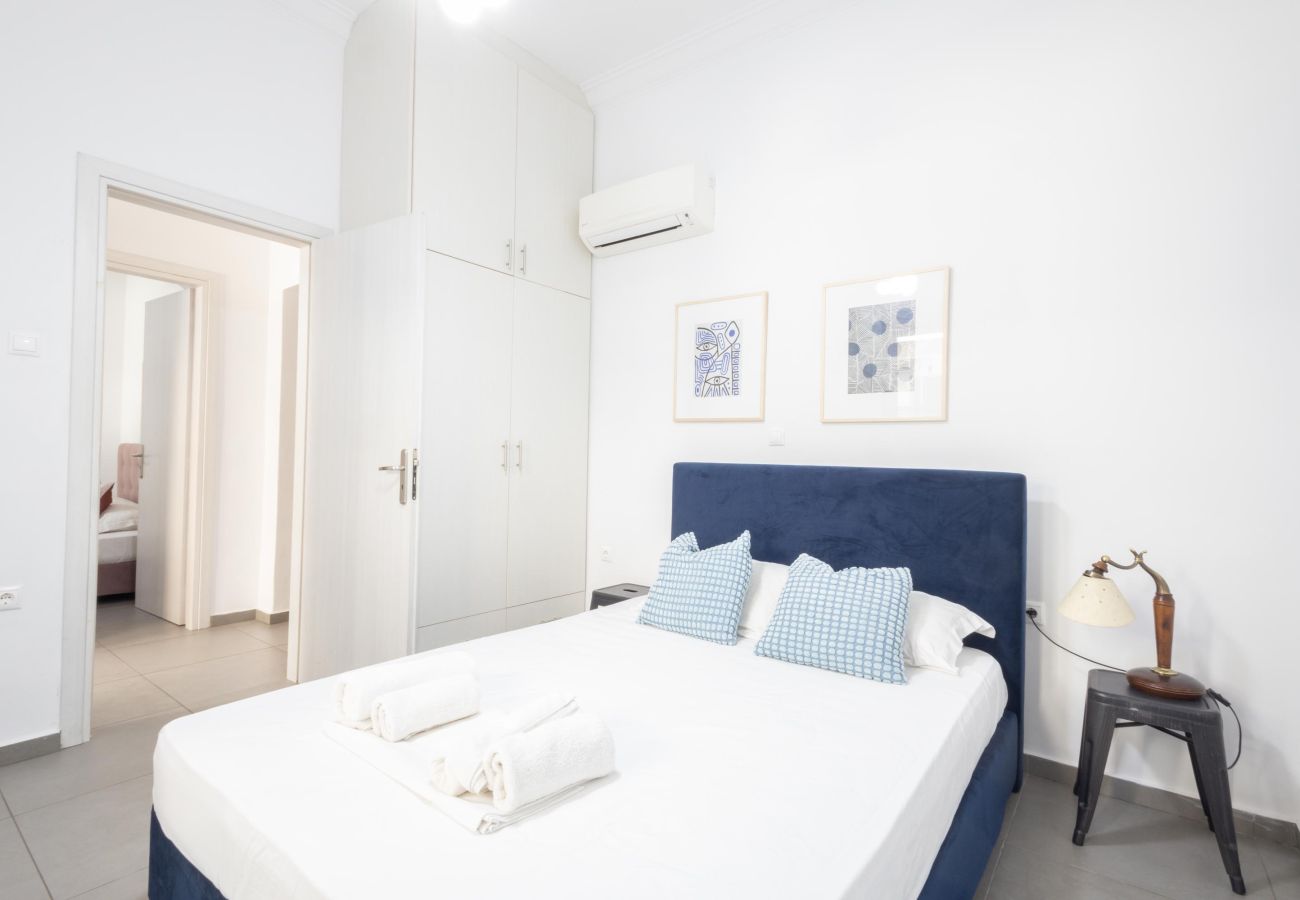 House in Athens - Renovated (2025) 4 Bdr House near Acropolis - New Beds, Terrace & Green Yard