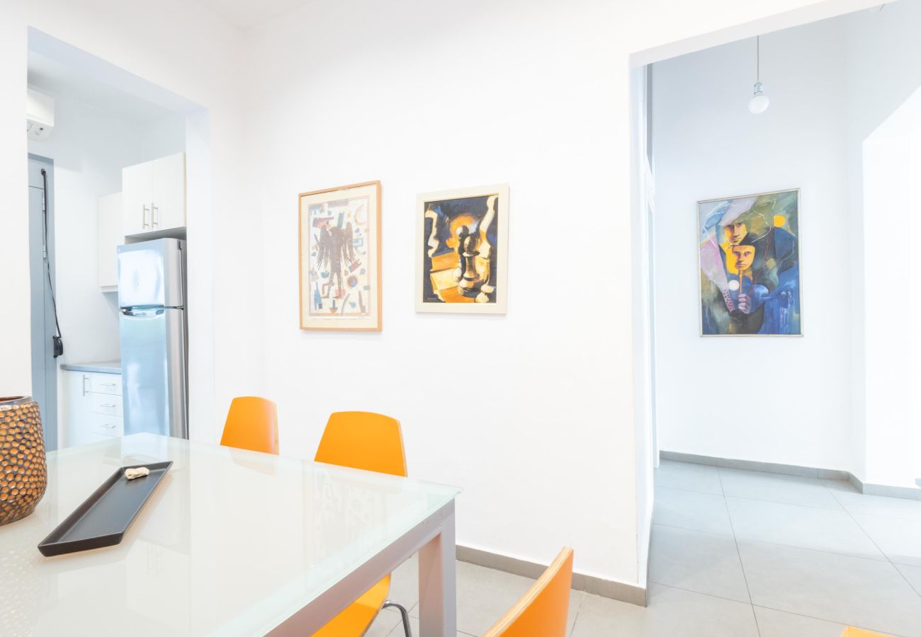 House in Athens - Renovated (2025) 4 Bdr House near Acropolis - New Beds, Terrace & Green Yard