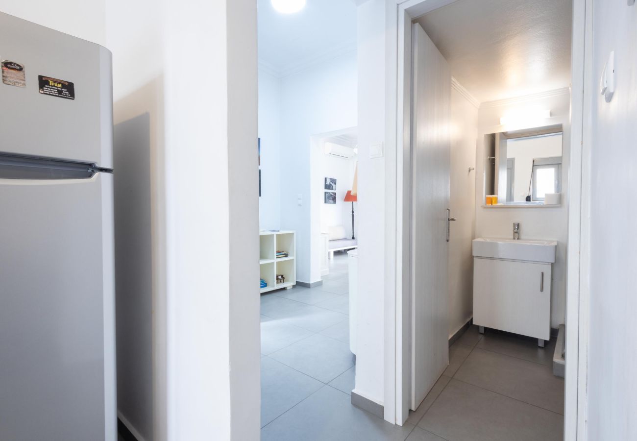 House in Athens - Renovated (2025) 4 Bdr House near Acropolis - New Beds, Terrace & Green Yard