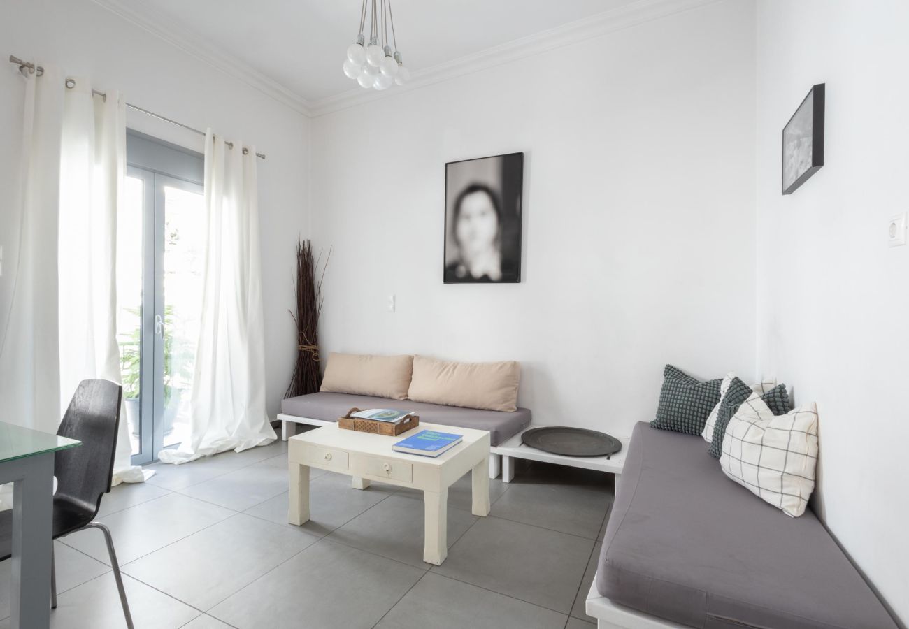 House in Athens - Renovated (2025) 4 Bdr House near Acropolis - New Beds, Terrace & Green Yard