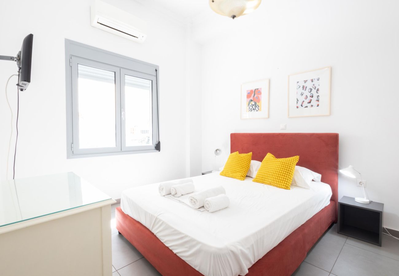 House in Athens - Renovated (2025) 4 Bdr House near Acropolis - New Beds, Terrace & Green Yard