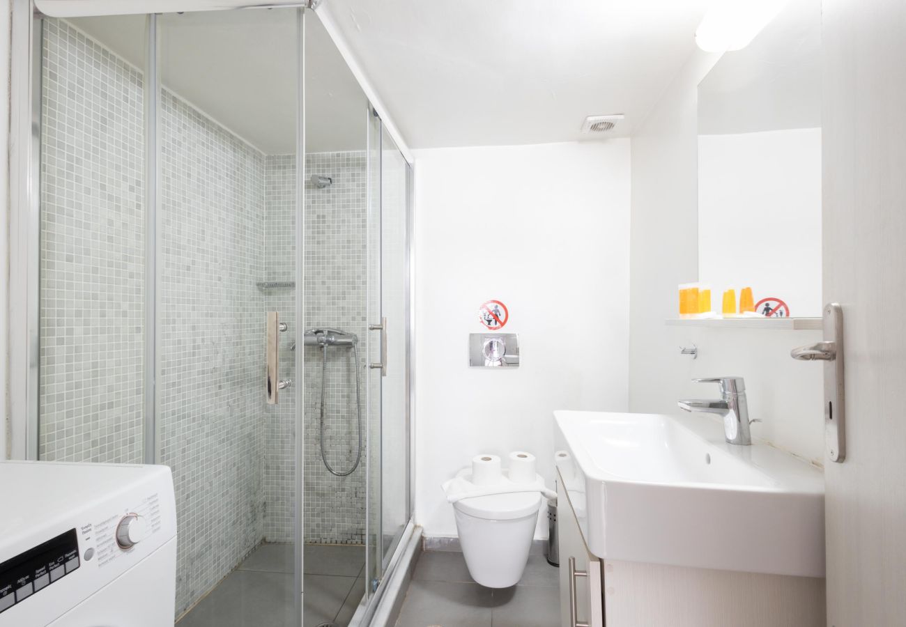 House in Athens - Renovated (2025) 4 Bdr House near Acropolis - New Beds, Terrace & Green Yard