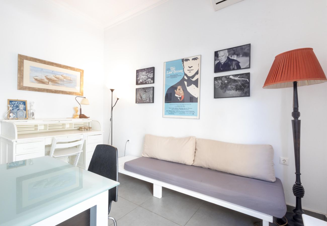 House in Athens - Renovated (2025) 4 Bdr House near Acropolis - New Beds, Terrace & Green Yard