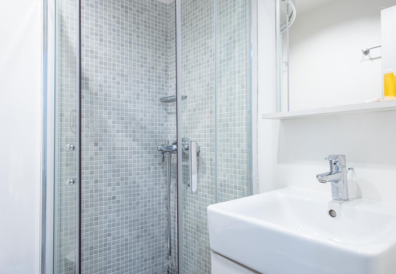 House in Athens - Renovated (2025) 4 Bdr House near Acropolis - New Beds, Terrace & Green Yard