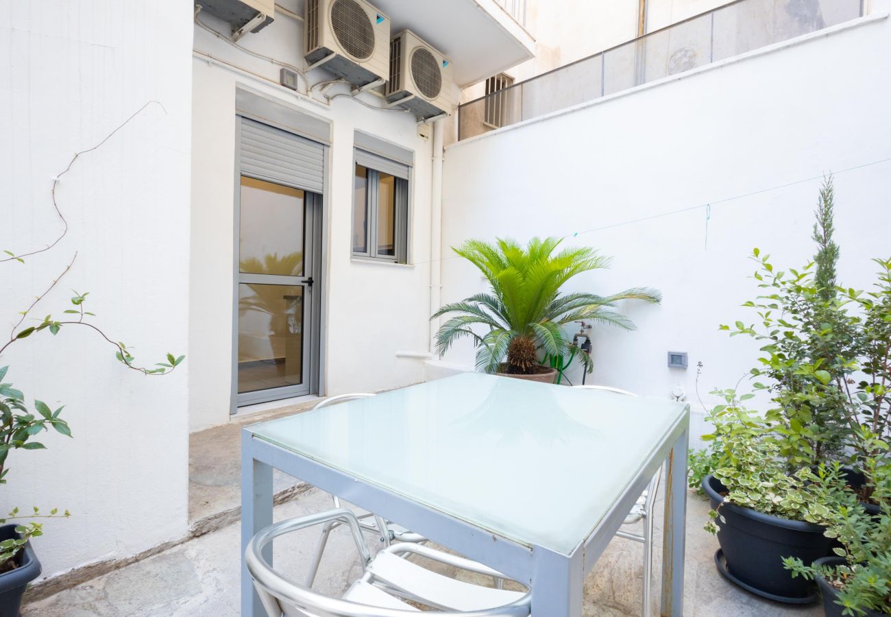 House in Athens - Renovated (2025) 4 Bdr House near Acropolis - New Beds, Terrace & Green Yard