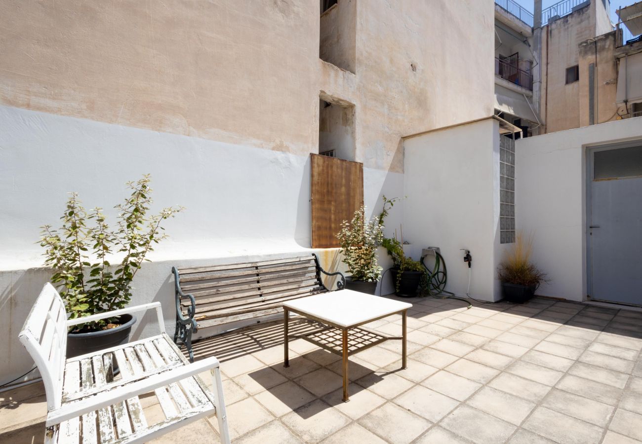 House in Athens - Renovated (2025) 4 Bdr House near Acropolis - New Beds, Terrace & Green Yard