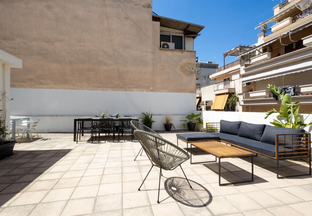 House in Athens - Renovated (2025) 4 Bdr House near Acropolis - New Beds, Terrace & Green Yard