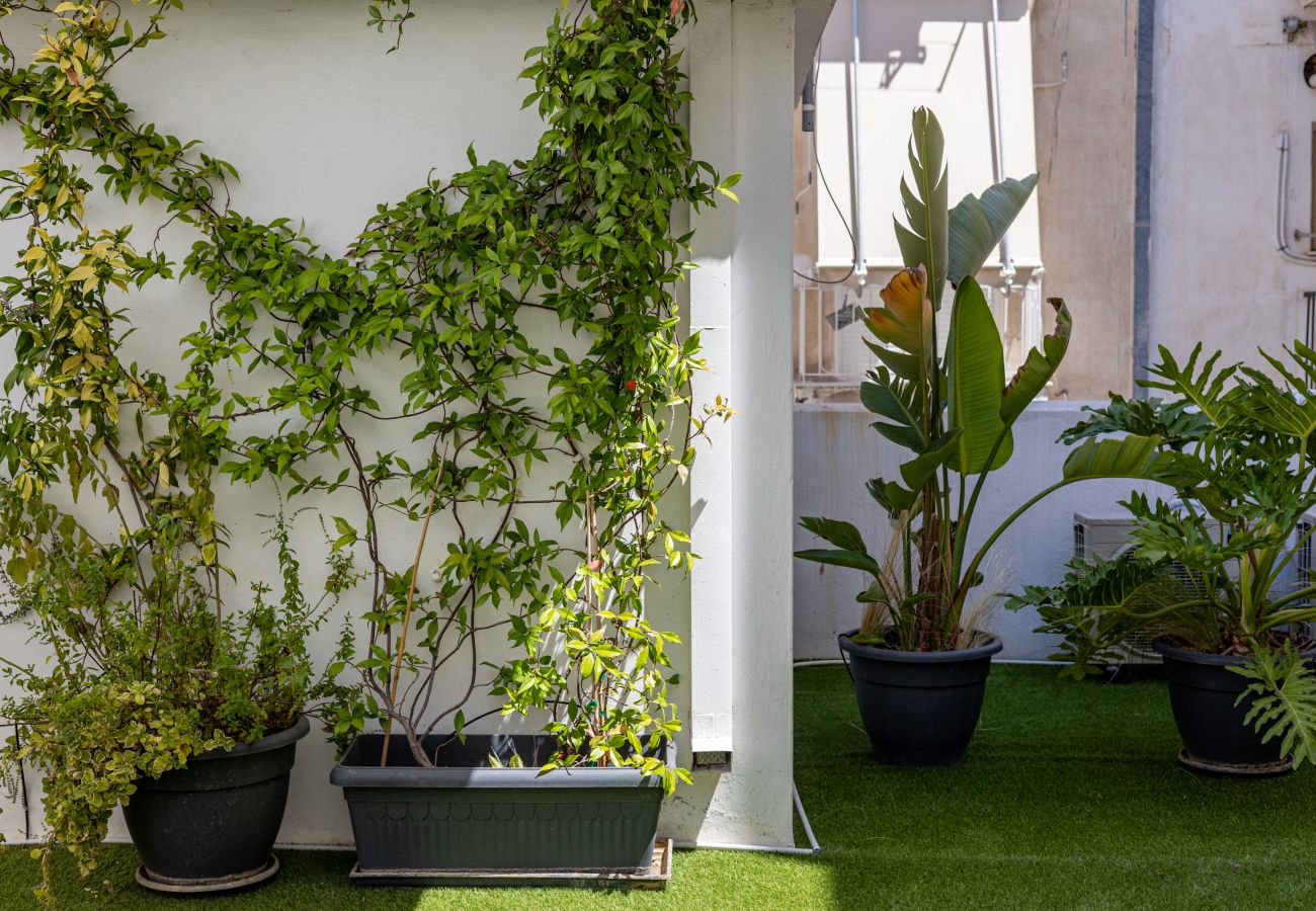 House in Athens - 4BR House near Acropolis | Roof Garden | 12 Guests and Hot Tub