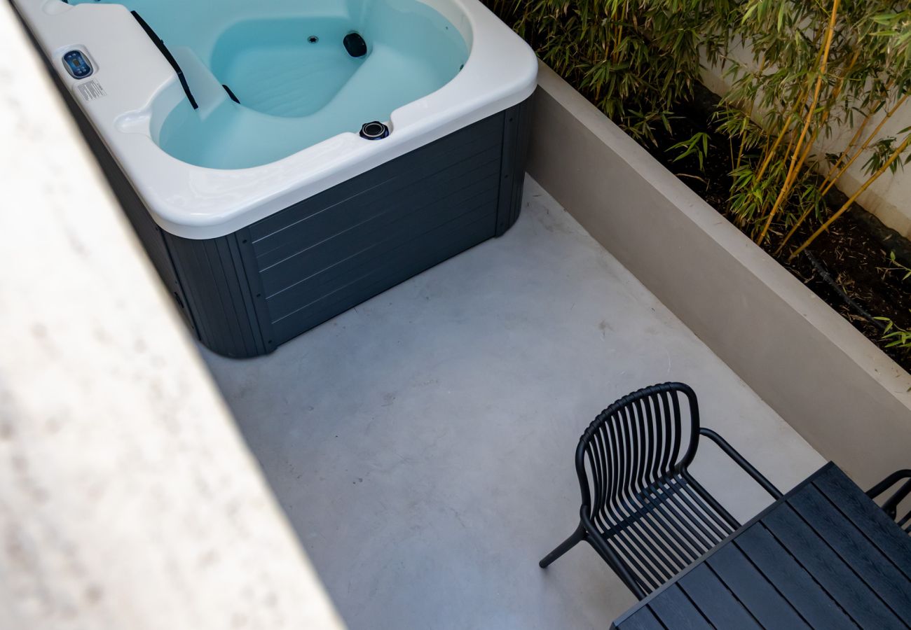 House in Athens - 4BR House near Acropolis | Roof Garden | 12 Guests and Hot Tub