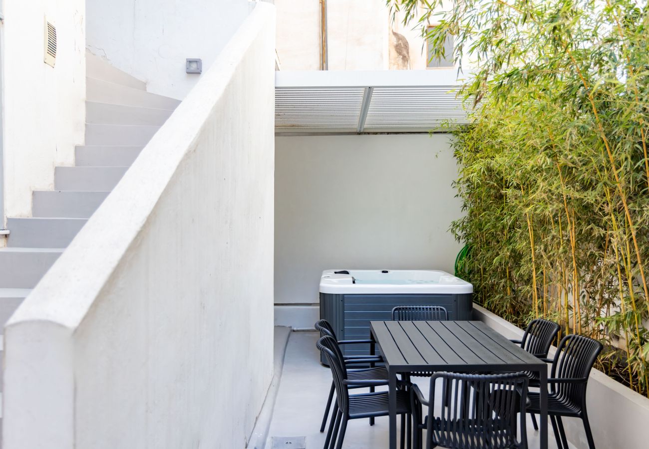 House in Athens - 4BR House near Acropolis | Roof Garden | 12 Guests and Hot Tub
