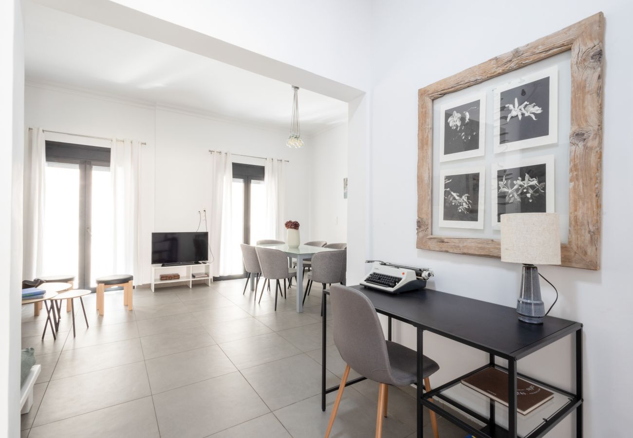 House in Athens - 4BR House near Acropolis | Roof Garden | 12 Guests and Jacuzzi