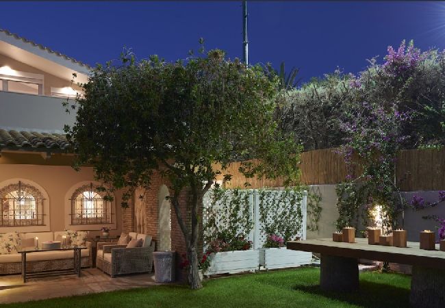 Villa in Lagonisi - Luxury 4 bdrm Villa with Pvt Pool on the beach  Villa in Lagonisi - Luxury 4 bdrm Villa with Pvt Pool on the beach