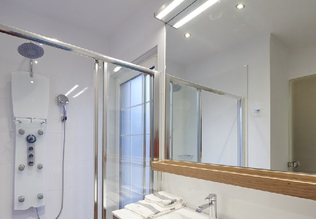 Villa in Lagonisi - Luxury 4 bdrm Villa with Pvt Pool on the beach  Villa in Lagonisi - Luxury 4 bdrm Villa with Pvt Pool on the beach