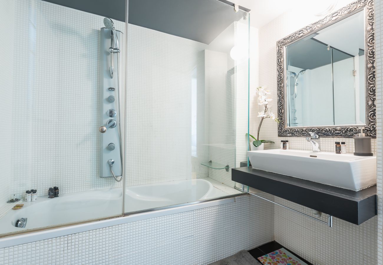 Apartment in Athens - Traveler's Dream 4 brdm Renovated Penthouse 