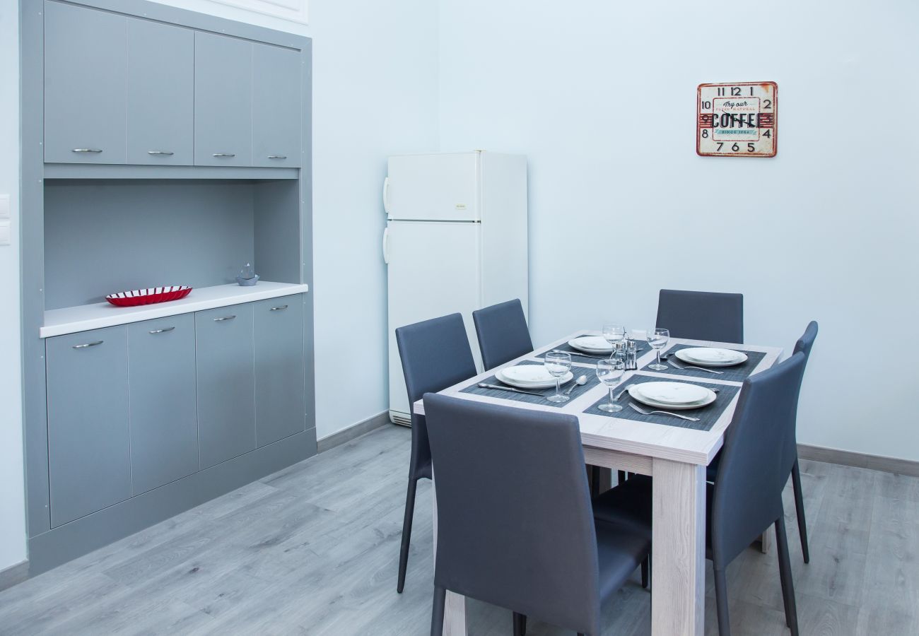 Apartment in Glyfada - Sunny and minimal apt in Glyfada with 3 bdrm
