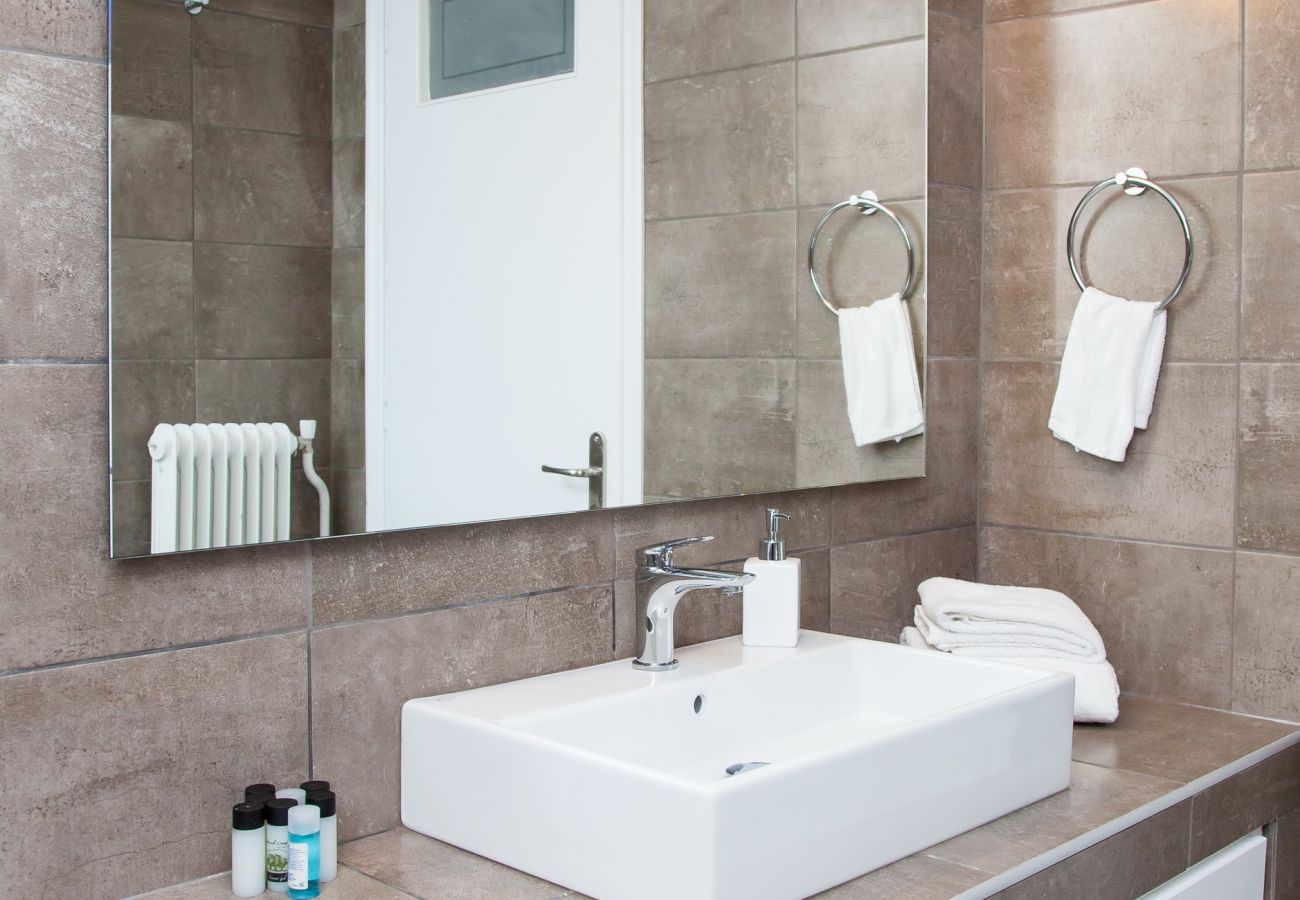 Apartment in Glyfada - Sunny and minimal apt in Glyfada with 3 bdrm