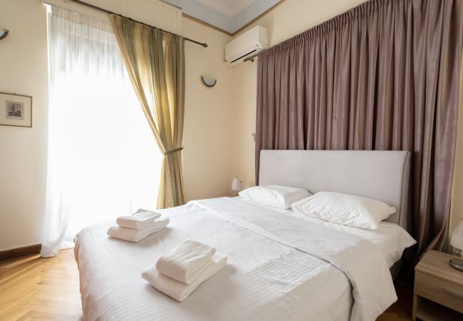 Apartment in Athens - Ideal 4 bdr Apartment in Plaka for 10! Apartment in Athens - Ideal 4 bdr Apartment in Plaka for 10!