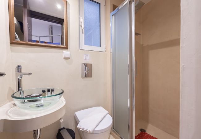 Apartment in Athens - Ideal 4 bdr Apartment in Plaka for 10! Apartment in Athens - Ideal 4 bdr Apartment in Plaka for 10!