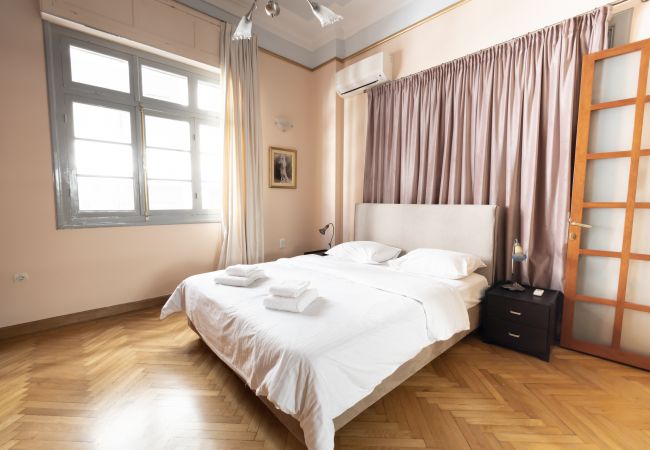 Apartment in Athens - Ideal 4 bdr Apartment in Plaka for 10! Apartment in Athens - Ideal 4 bdr Apartment in Plaka for 10!