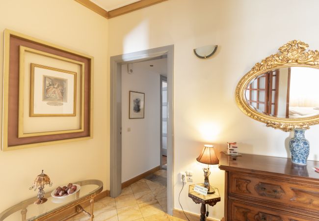 Apartment in Athens - Ideal 4 bdr Apartment in Plaka for 10! Apartment in Athens - Ideal 4 bdr Apartment in Plaka for 10!