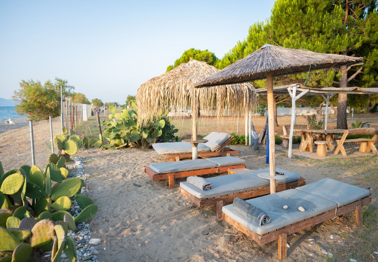 Villa in Istiea - Beach Villa Next To The Waves!