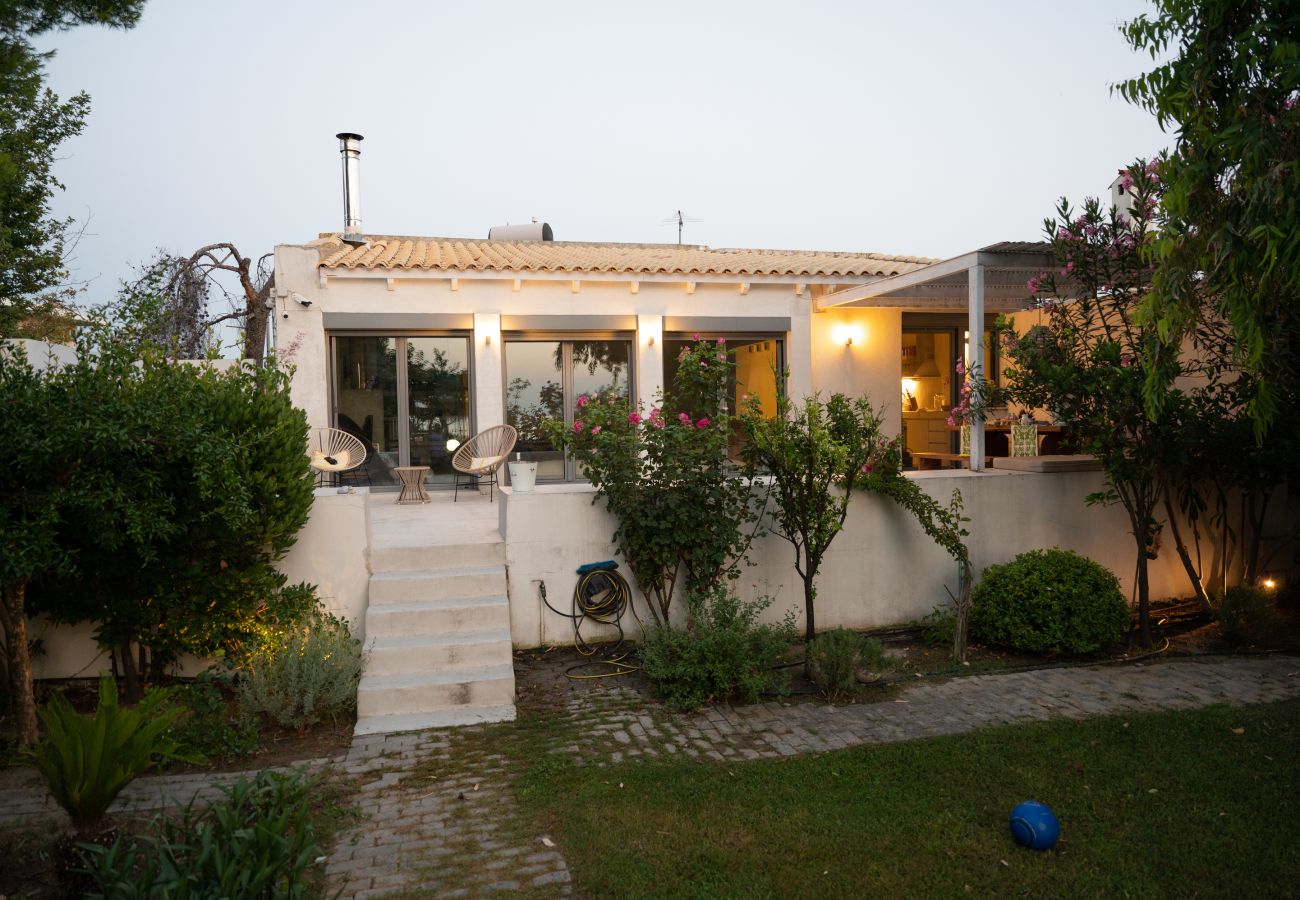 Villa in Istiea - Beach Villa Next To The Waves!