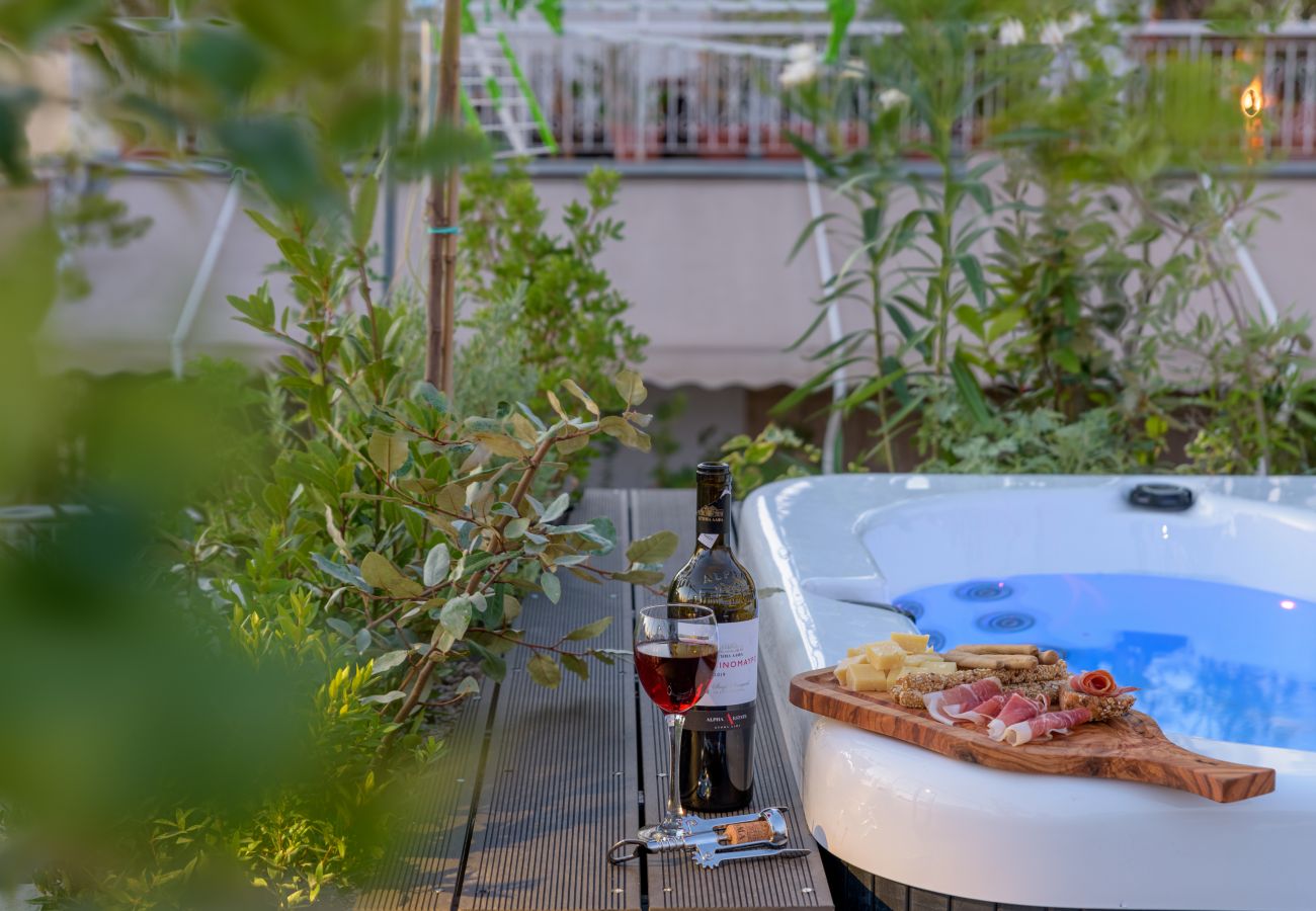 Apartment in Athens - Paradise Suite with Jacuzzi & Acropolis view
