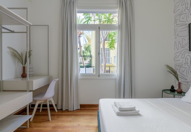 Apartment in Athens - 3Bdr Modern Design & Bright Interiors in Plaka 