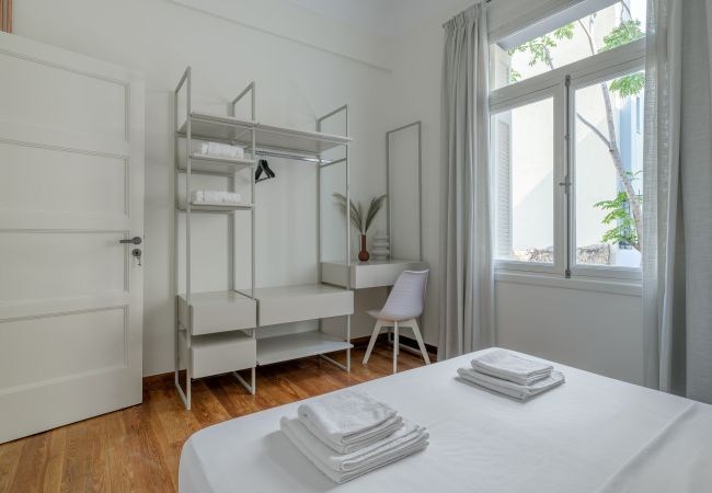 Apartment in Athens - 3Bdr Modern Design & Bright Interiors in Plaka 