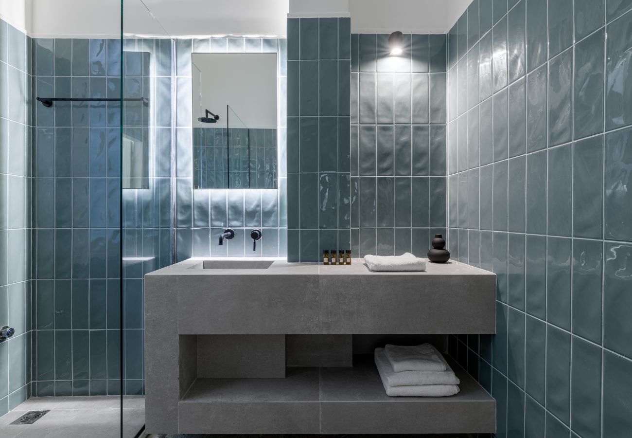 Apartment in Athens - 3Bdr Modern Design & Bright Interiors in Plaka 