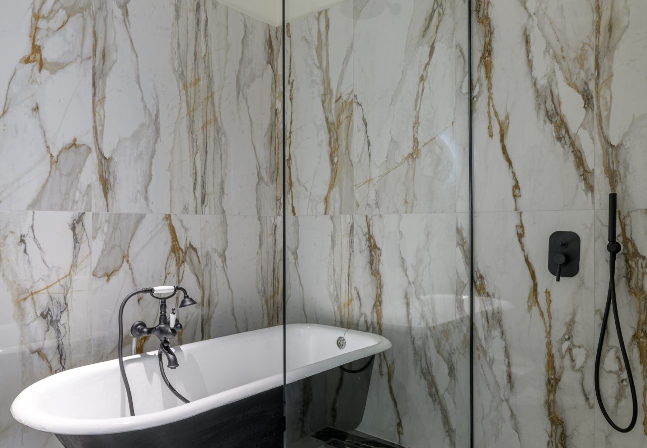 Apartment in Athens - 3Bdr Modern Design & Bright Interiors in Plaka 