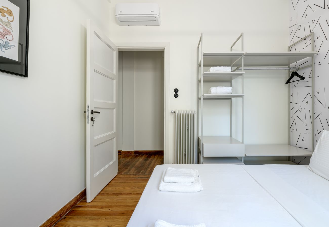 Apartment in Athens - 3Bdr Modern Design & Bright Interiors in Plaka 