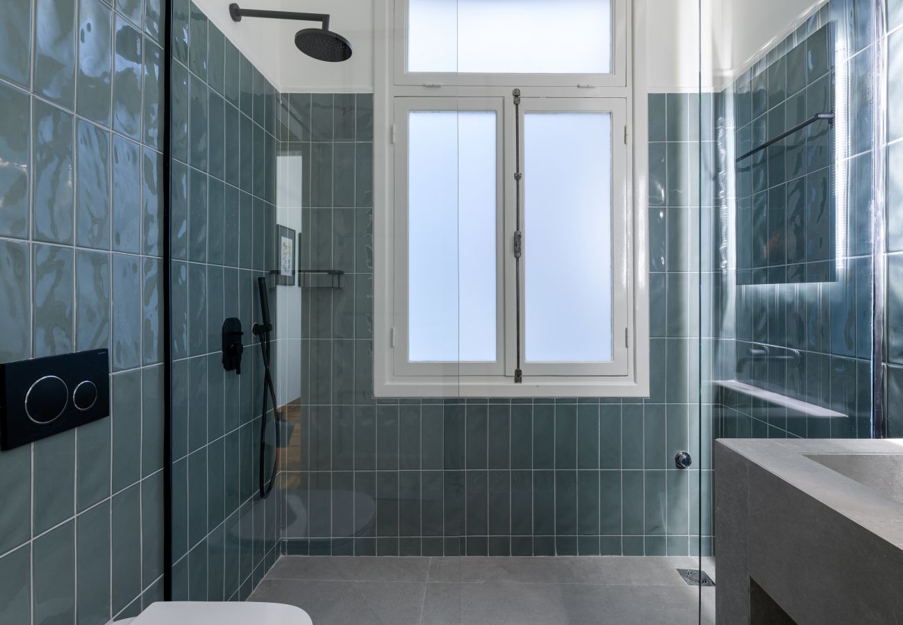 Apartment in Athens - 3Bdr Modern Design & Bright Interiors in Plaka 