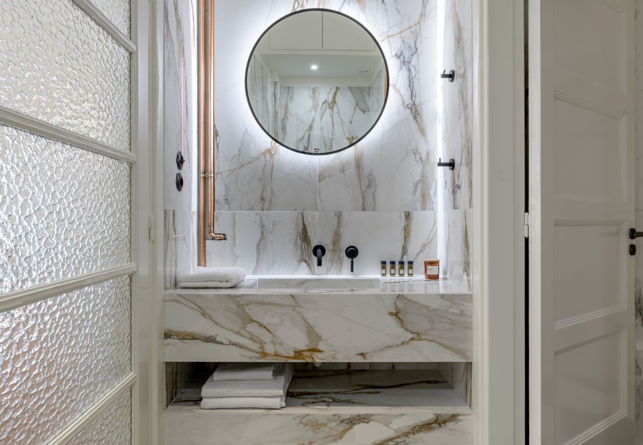 Apartment in Athens - 3Bdr Modern Design & Bright Interiors in Plaka 
