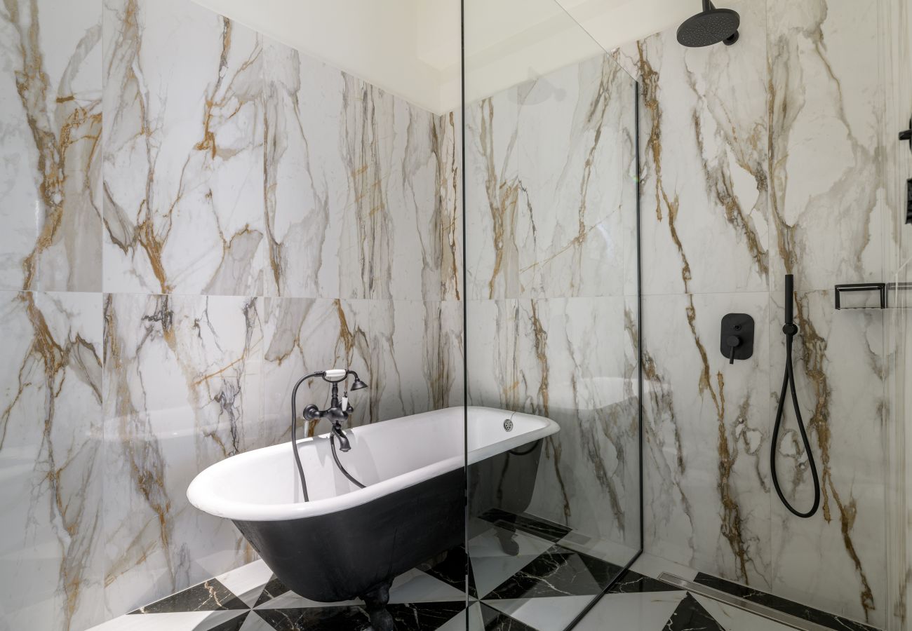 Apartment in Athens - 3Bdr Modern Design & Bright Interiors in Plaka 