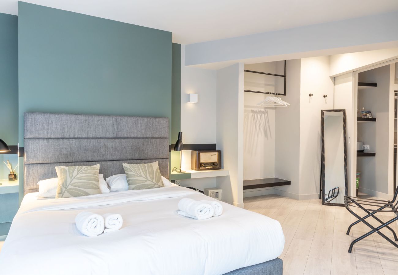 Apartment in Athens - Fantastic Central Athens Suite with Rooftop Deck