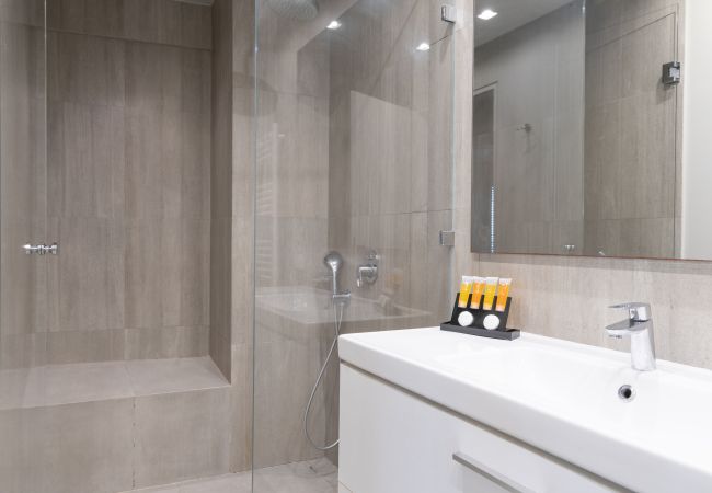 Apartment in Athens - Superb Central Athens Suite with Rooftop – Perfect for 5 Guests, 85sqm Apartment in Athens - Superb Central Athens Suite with Rooftop – Perfect for 5 Guests, 85sqm