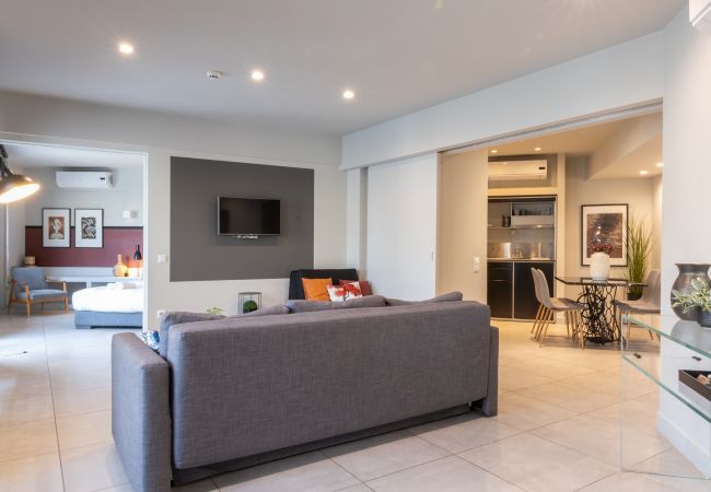 Apartment in Athens - Superb Central Athens Suite with Rooftop – Perfect for 5 Guests, 85sqm Apartment in Athens - Superb Central Athens Suite with Rooftop – Perfect for 5 Guests, 85sqm